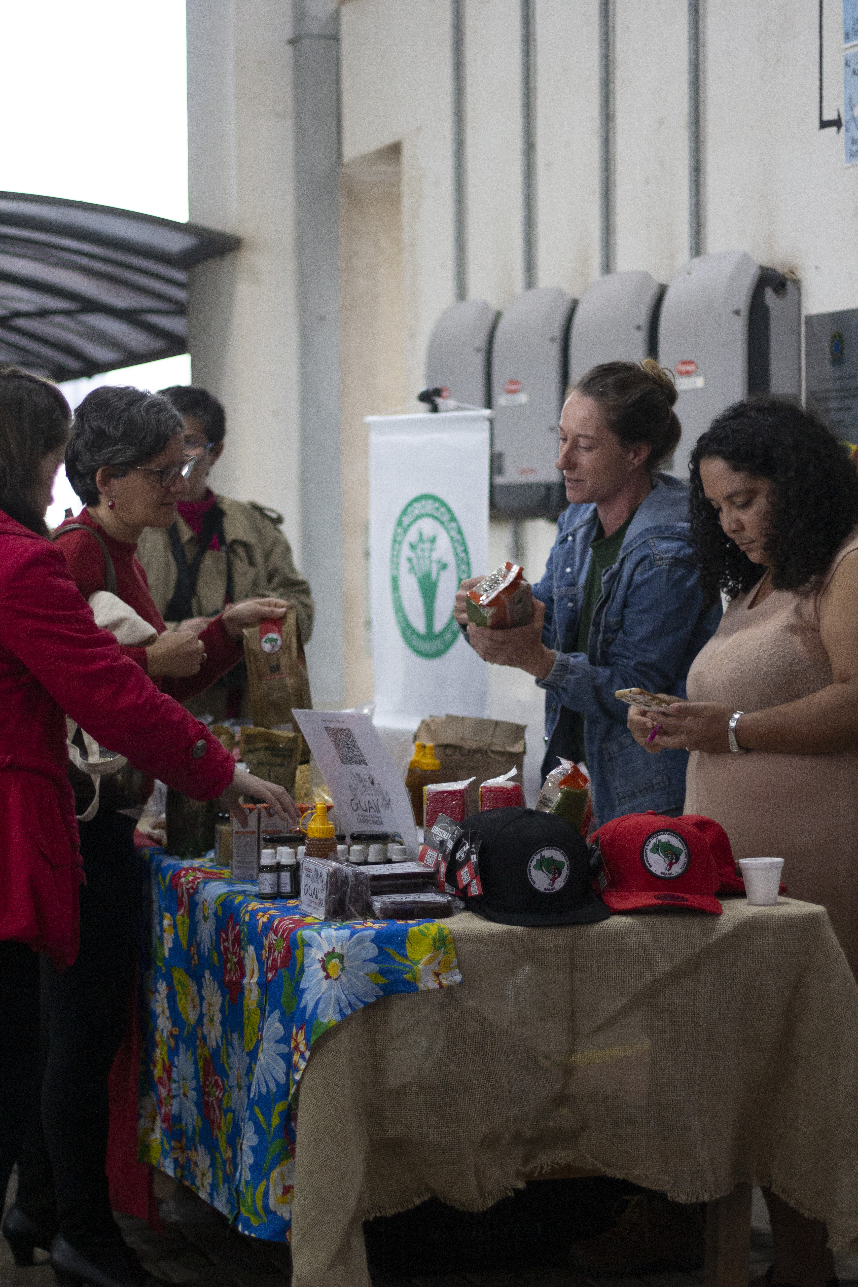 feira com produtos da reforma agrária na JURA no IFSULDEMINAS Poços de Caldas