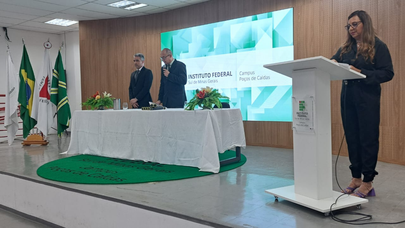 Professores Mateus e Yull durante a cerimônia